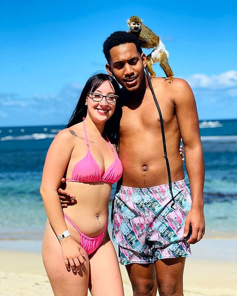 1000 y 2000 Dominican Pesos Men's Athletic Long Shorts Swimwear - 2020 - DominicanGirlfriend.com - Frases Dominicanas - República Dominicana Lifestyle Graphic T-Shirts Streetwear & Accessories - New York - Bronx - Washington Heights - Miami - Florida - Boca Chica - USA - Dominican Clothing